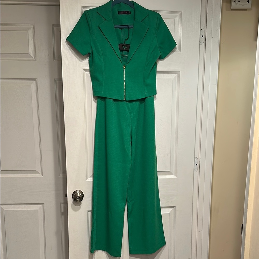 Green High-Waisted Pantsuit with Structured Shoulders
